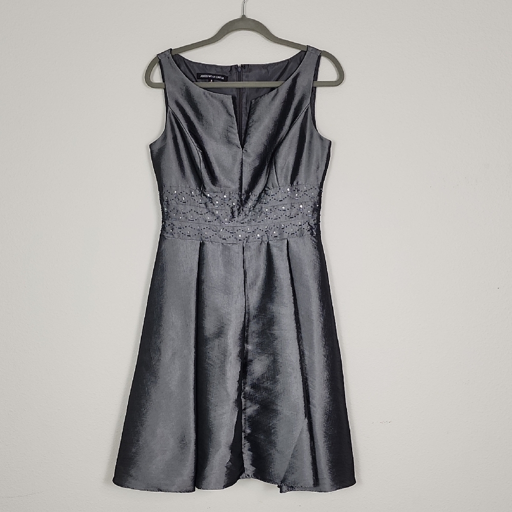 Chic Sleeveless Silver Dress - Perfect For Parties!
